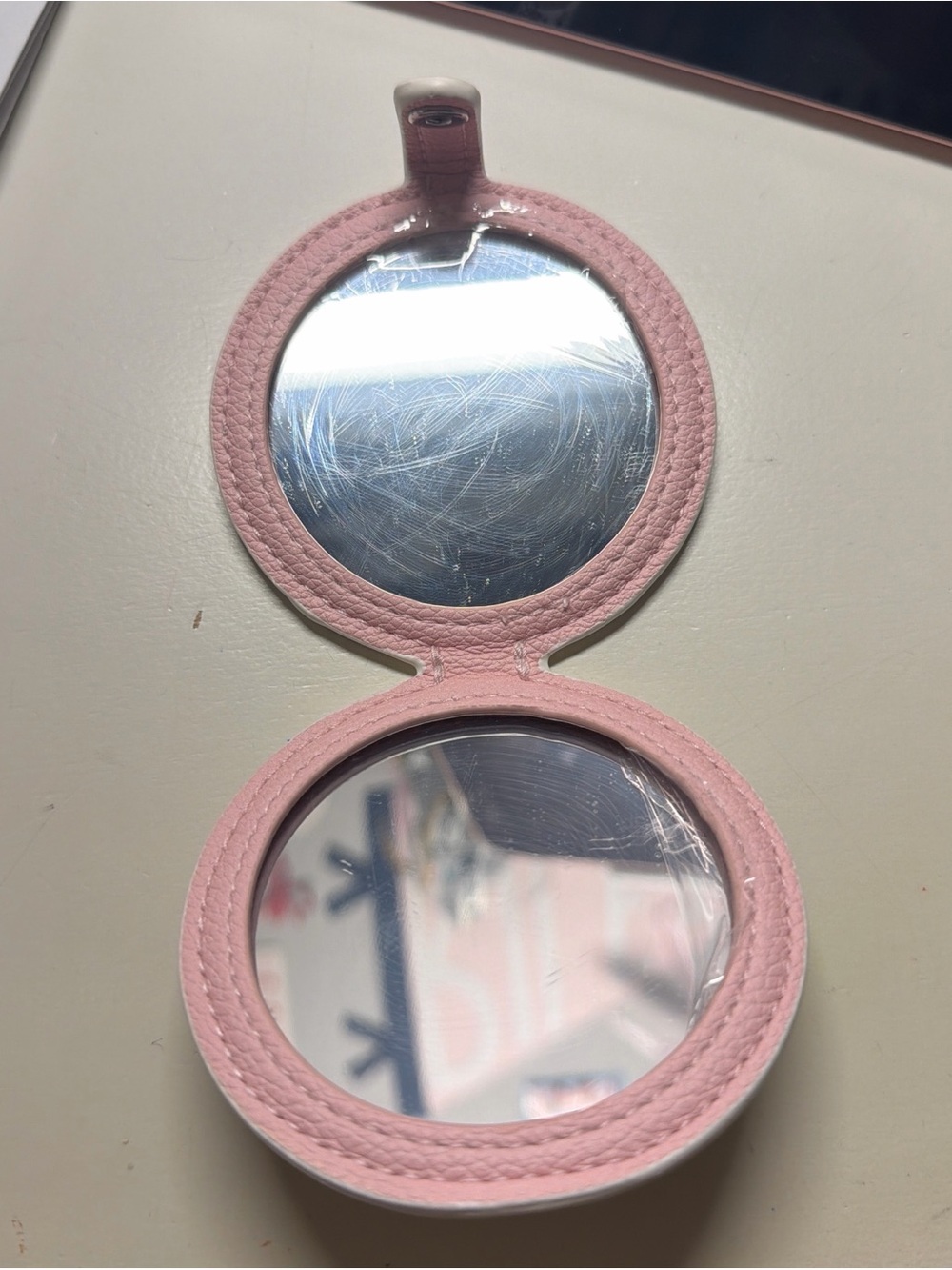 Roller Rabbit White Multi-Color Round compact mirror, New - Picture 2 of 2